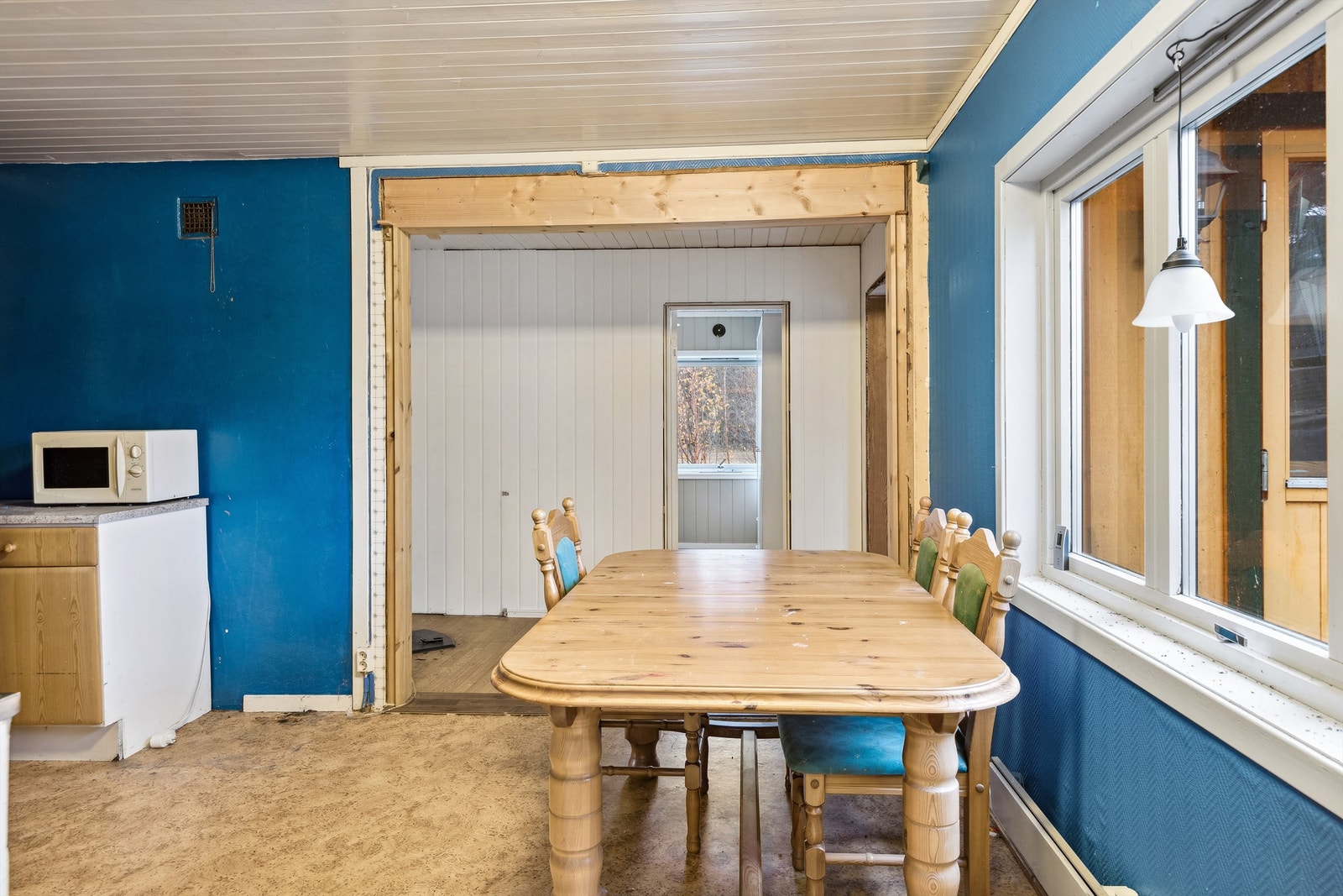 Innredningen består av over-/underskap og skuffer. Åpen løsning for hvitevarer som komfyr, oppvaskmaskin og kjøl/fryseskap. Galleribilde