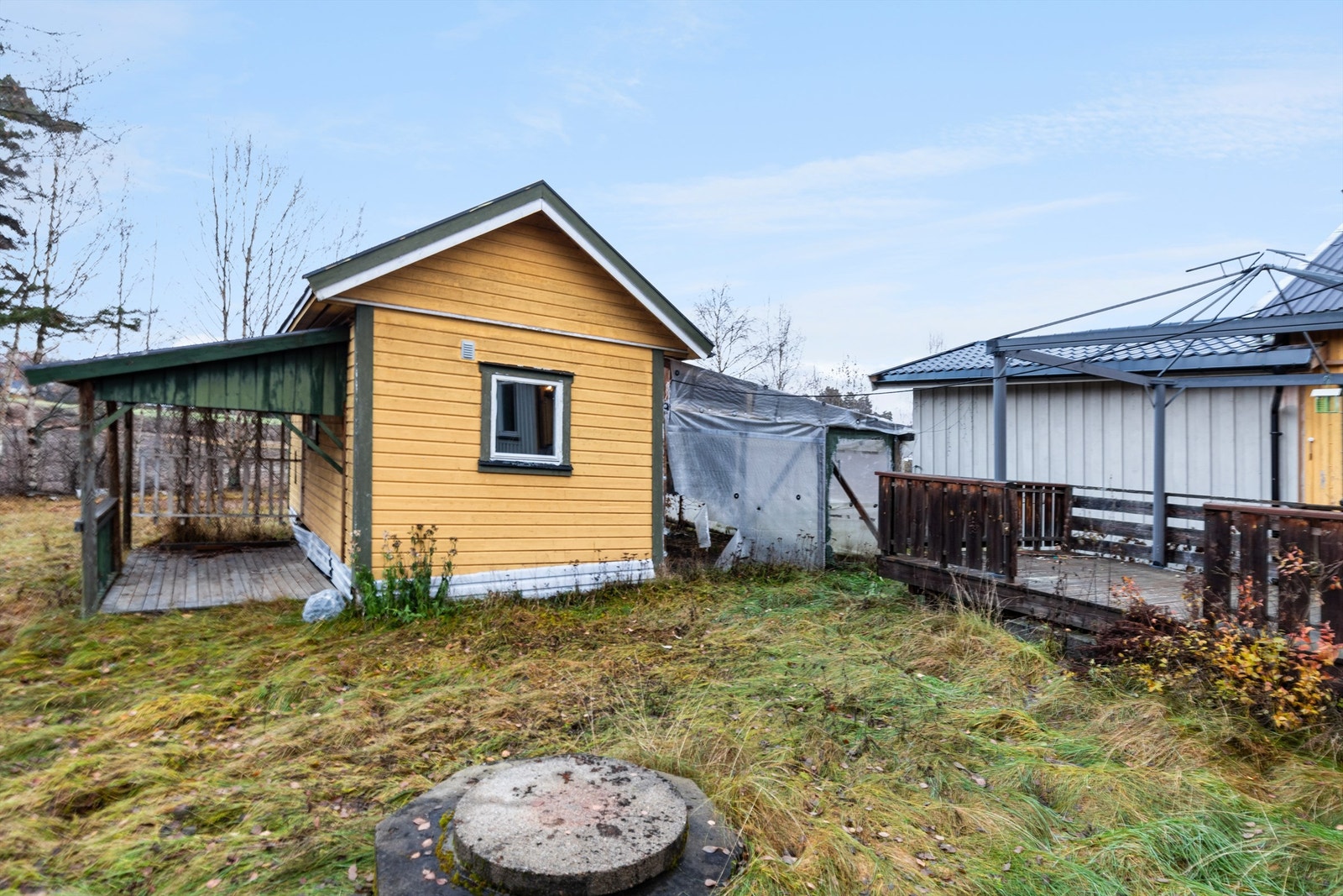 Uthus med terrassedel. Galleribilde