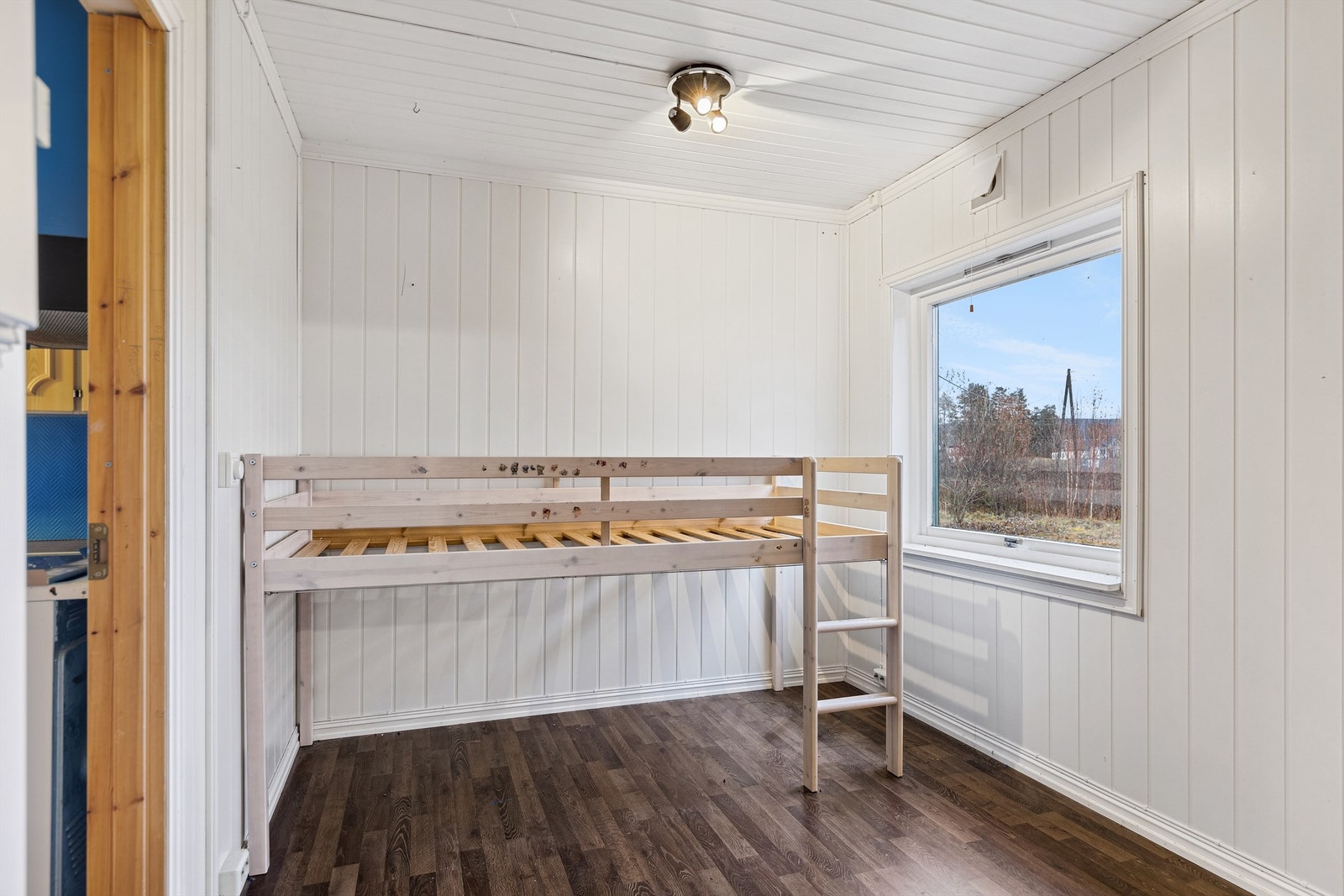 Det tredje soverommet har lysmalt panelplater på veggene og mørk laminat på gulvet. Rommet har plass til seng, og annet soveromsmøblement. Galleribilde