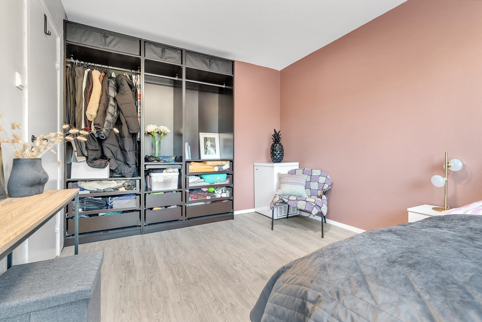 Praktisk og tidsriktig garderobeskap fra IKEA PAX. Galleribilde
