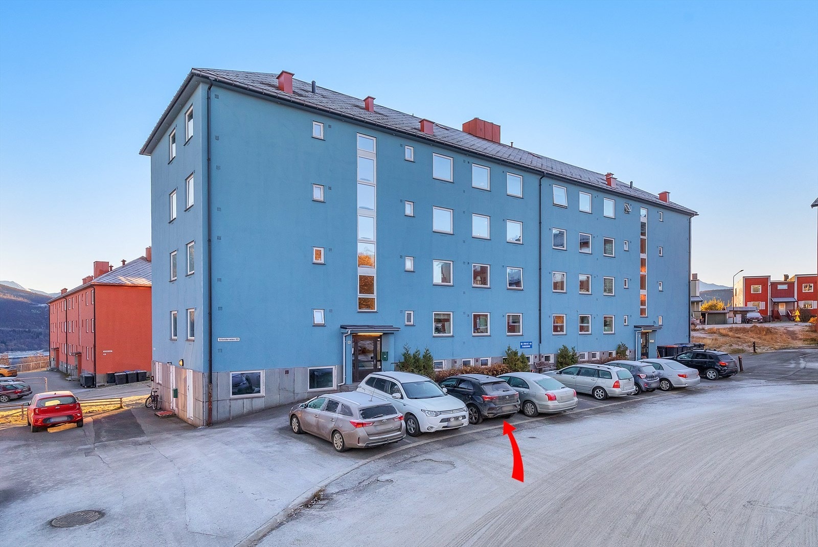 Borettslaget har utvendige parkeringsplasser, hvor hver andelseier disponerer en tildelt plass. Galleribilde