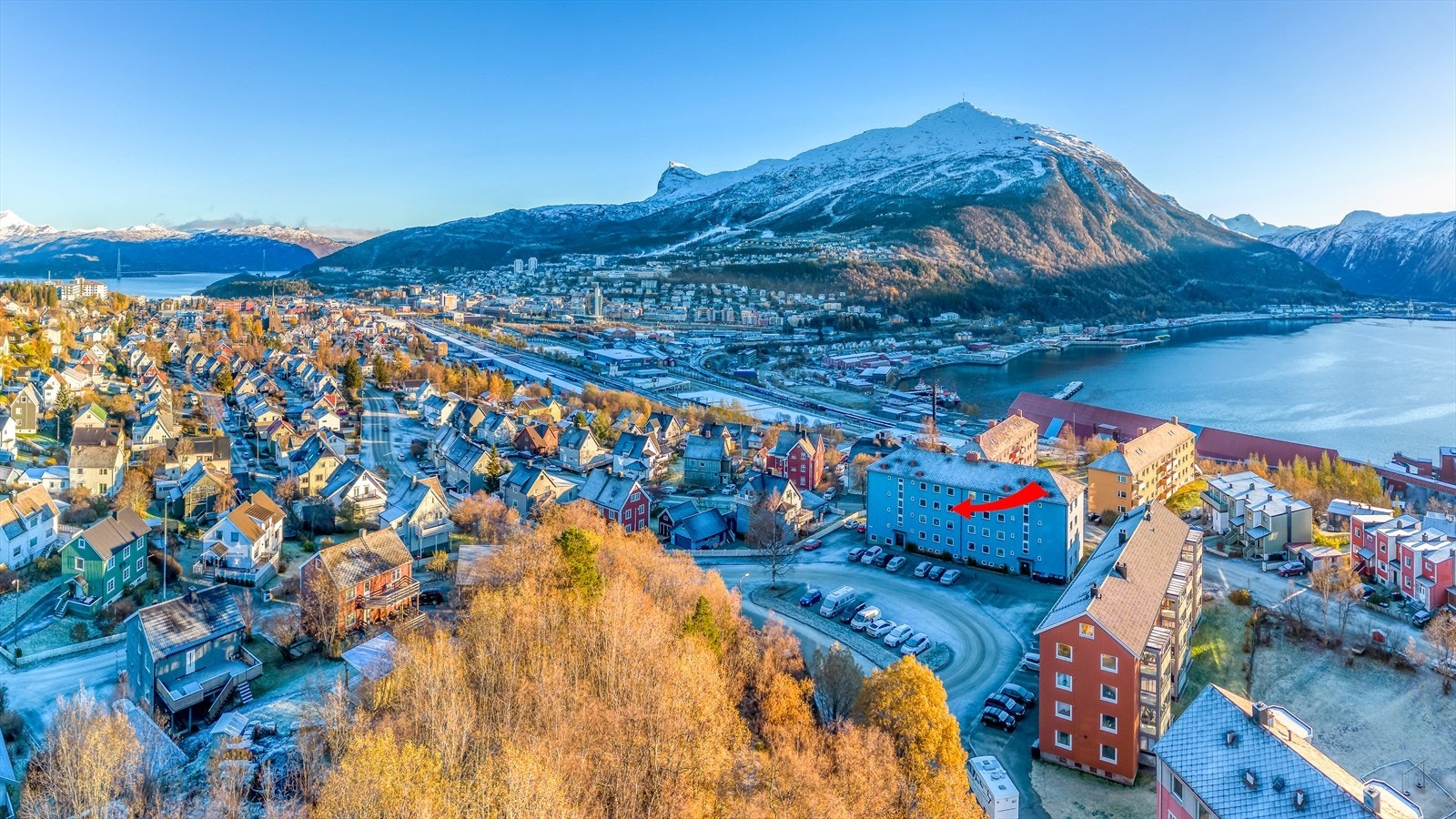 Leiligheten har en fin beliggenhet på Øvre Framnes. Nærområdet består av flere boligblokker og småhusbebyggelse. Galleribilde
