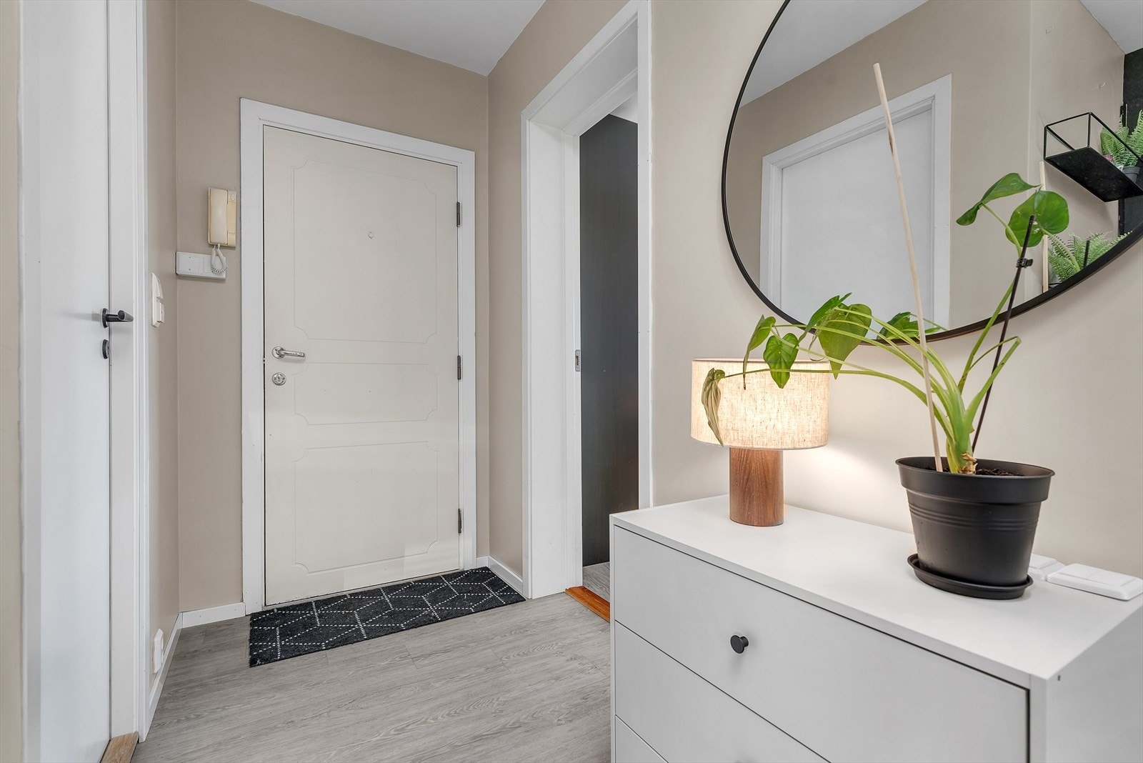 Velkommen inn! Lys og romslig entré, med god plass for knagger og skoskap. Galleribilde
