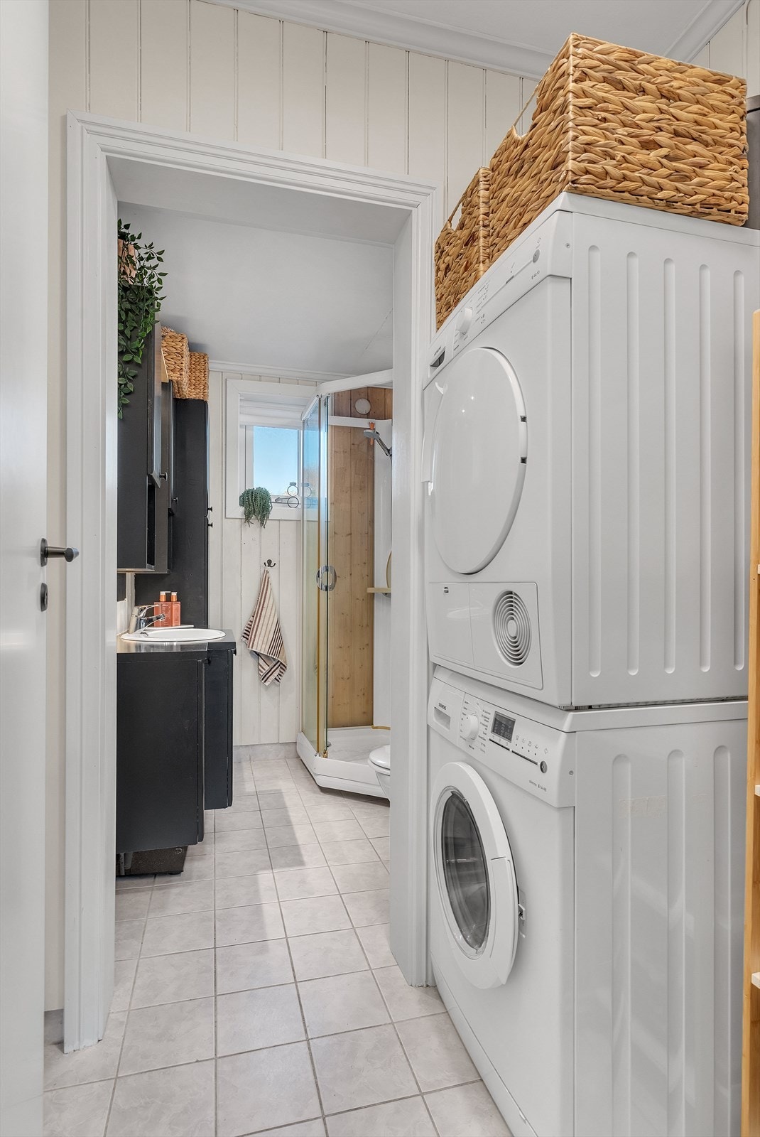 I tilknytning til badet er det laget en praktisk vaskeromsløsning. God plass for både vaskemaskin og tørketrommel. Galleribilde