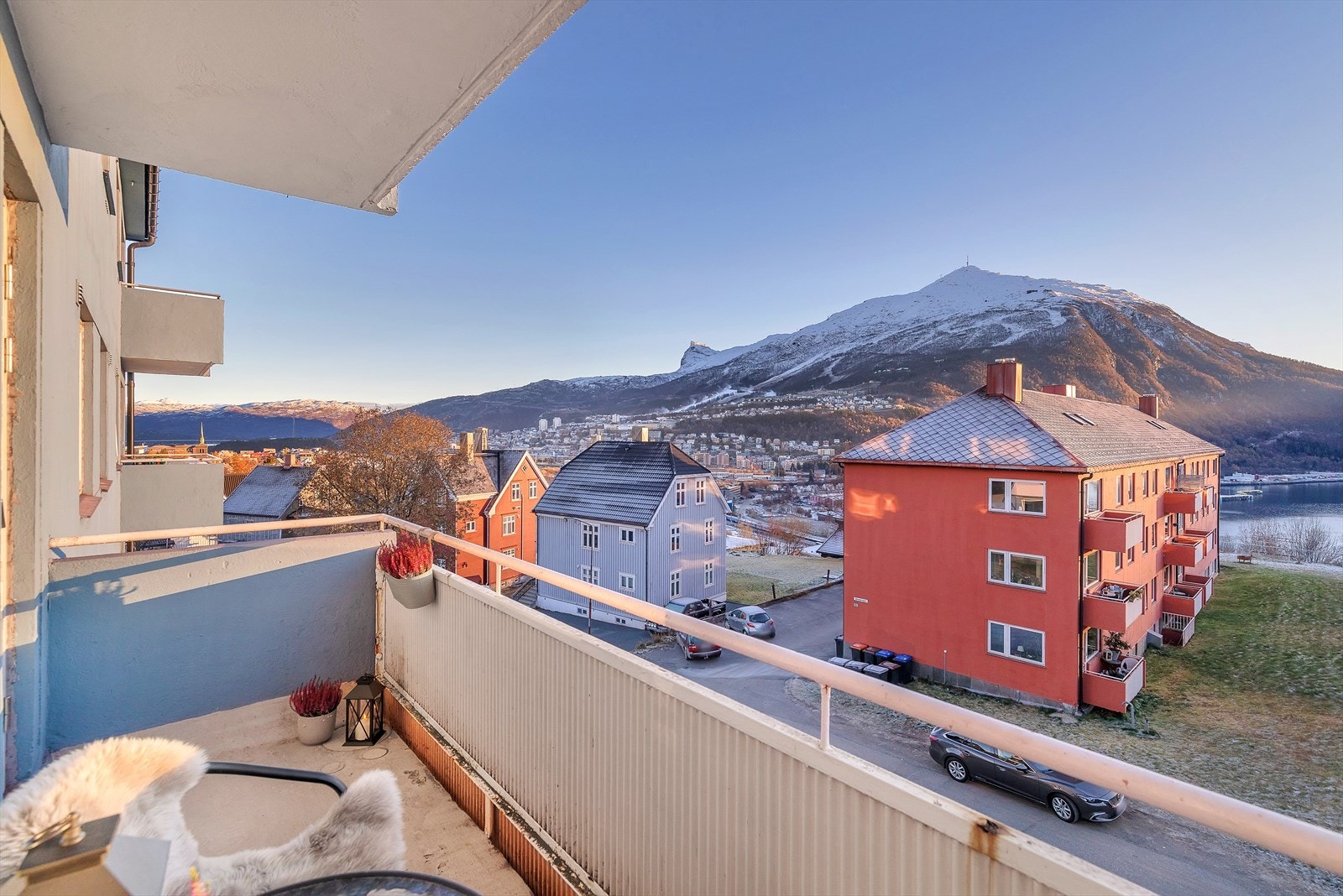 Fra balkongen har man nydelige utsiktsforhold mot Narvikfjellet, utover byen og Ofotfjorden. Galleribilde