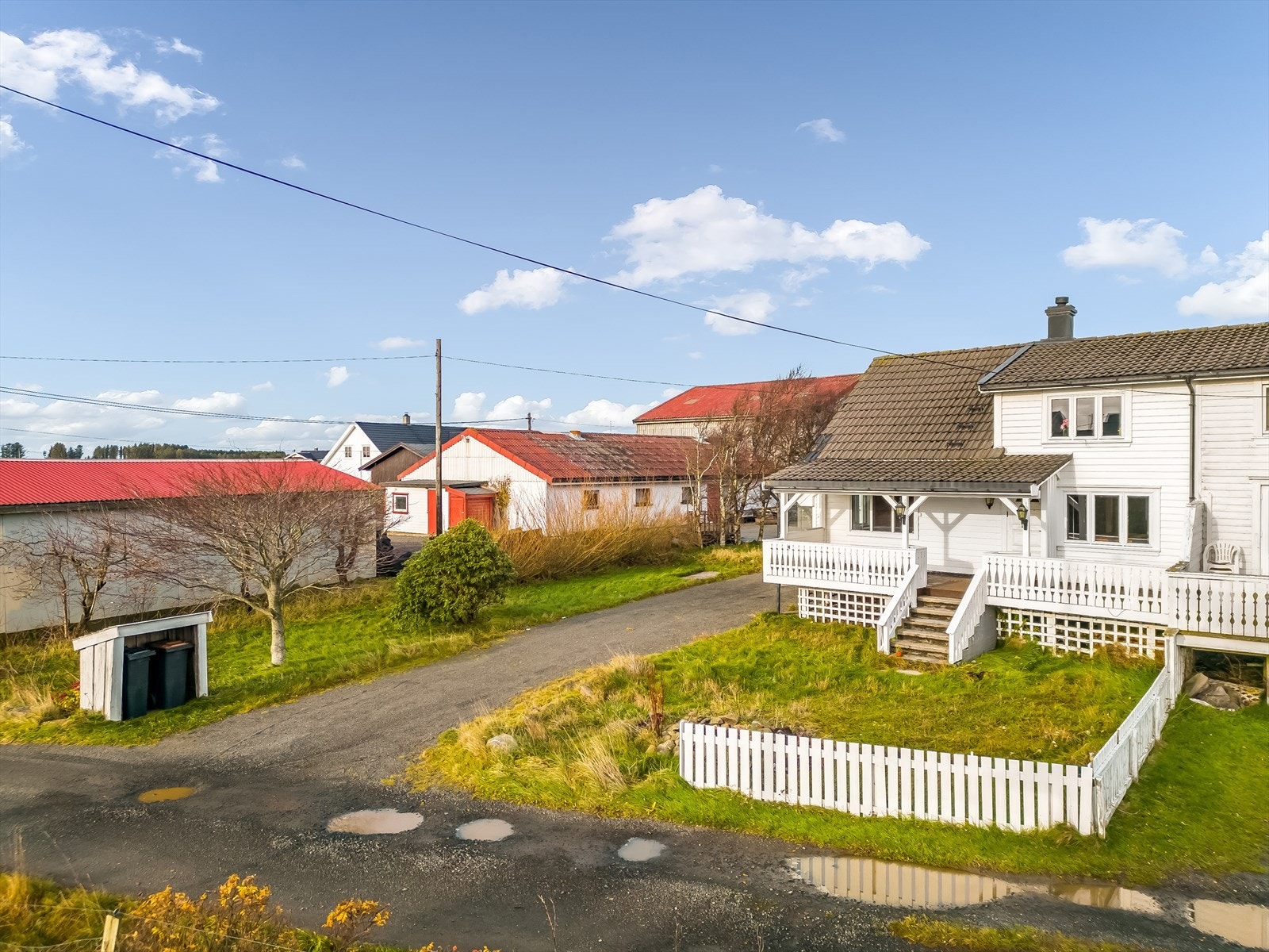 Gruslagt innkjøring og tun, samt noe plenlagt område. Galleribilde