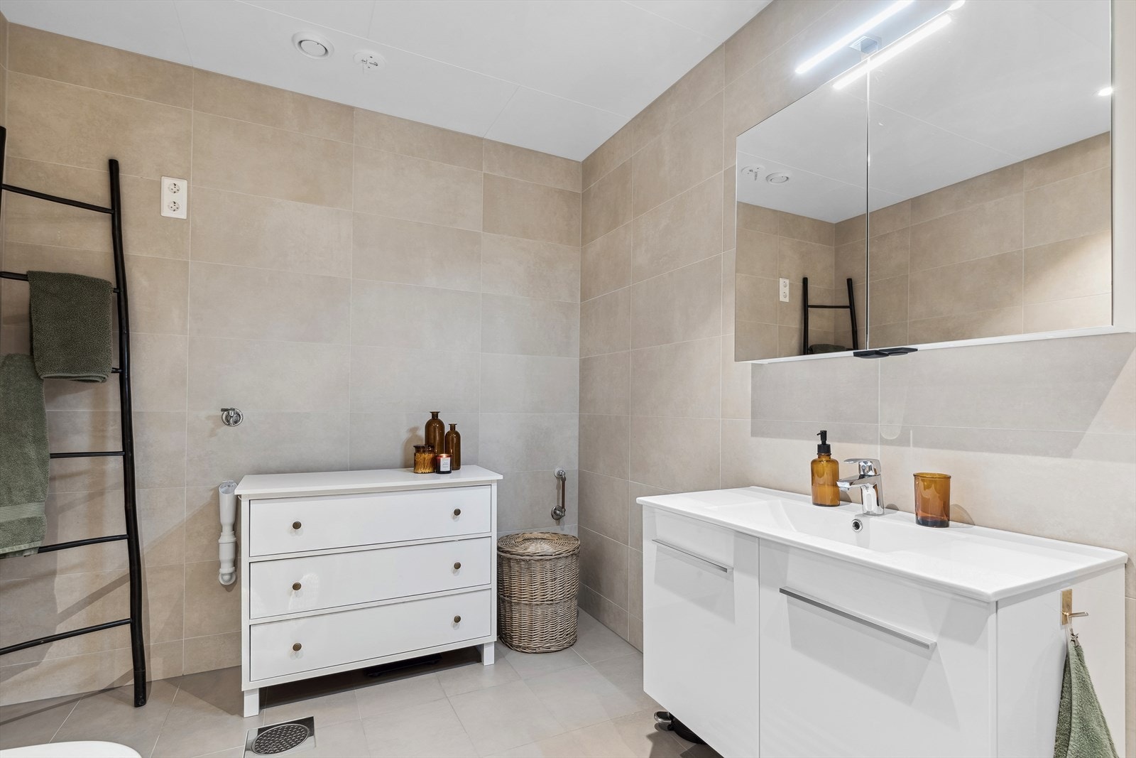 Det er opplegg for vaskemaskin på badet Galleribilde