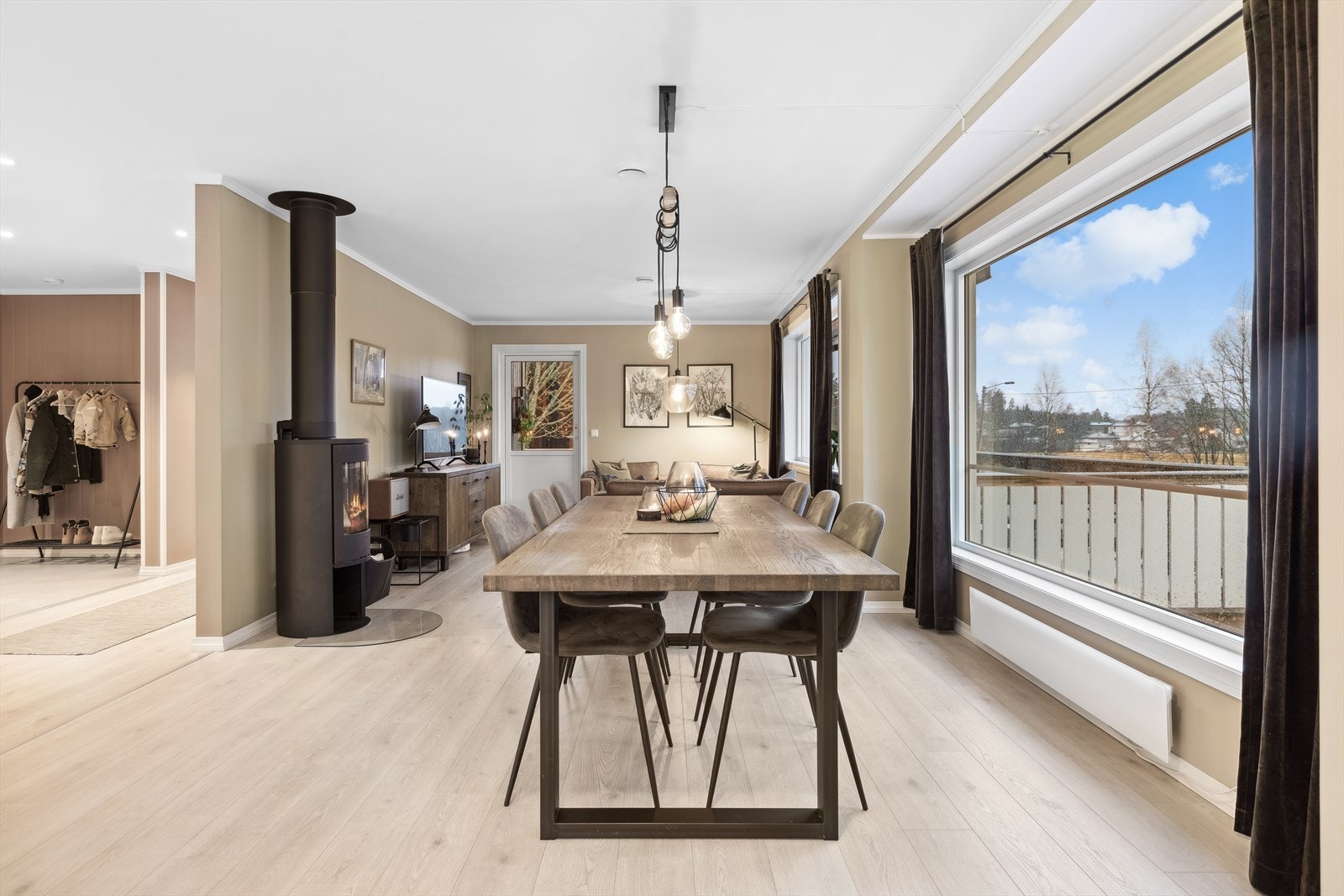 Stuearealet i 1. etasje og lyst og romslig Galleribilde