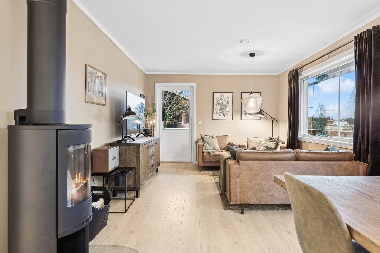 Sofa- og TV-kroken har naturlig plassering i enden av stuen Galleribilde