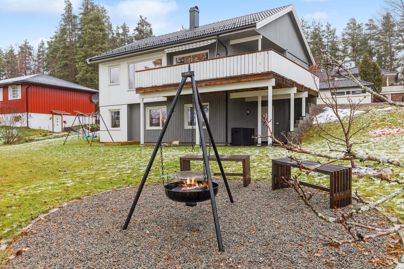 I hagen er det laget en koselig bålplass. Det er egen inngang til boden i underetasjen. Galleribilde