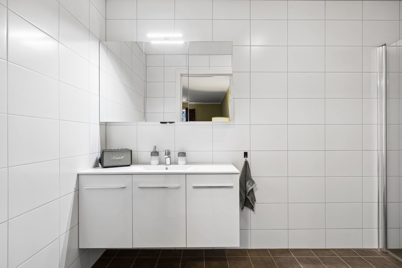 Stilrent bad i underetasjen med elektrisk gulvvarme Galleribilde