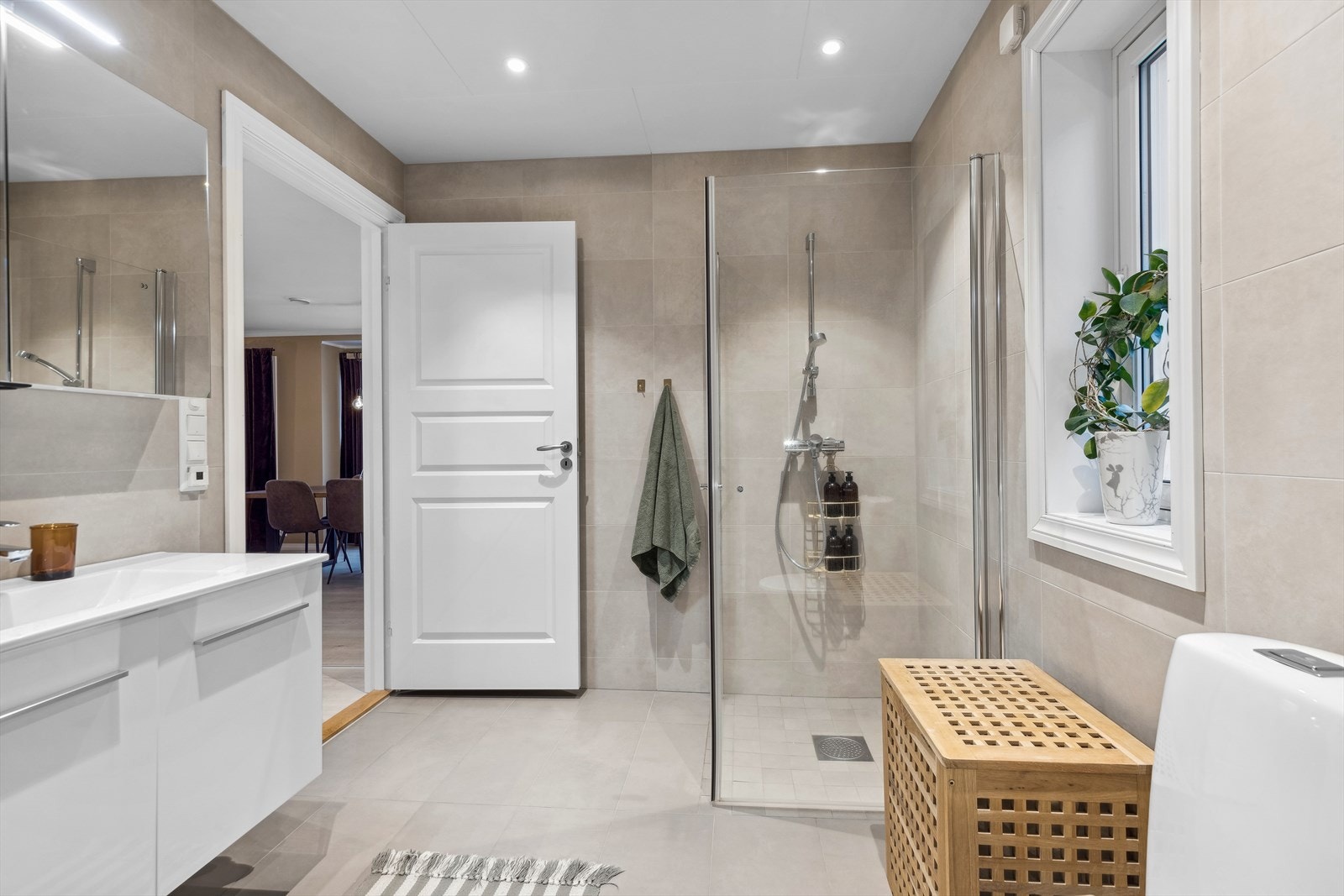 Badet i 1. etasje har svært god størrelse Galleribilde
