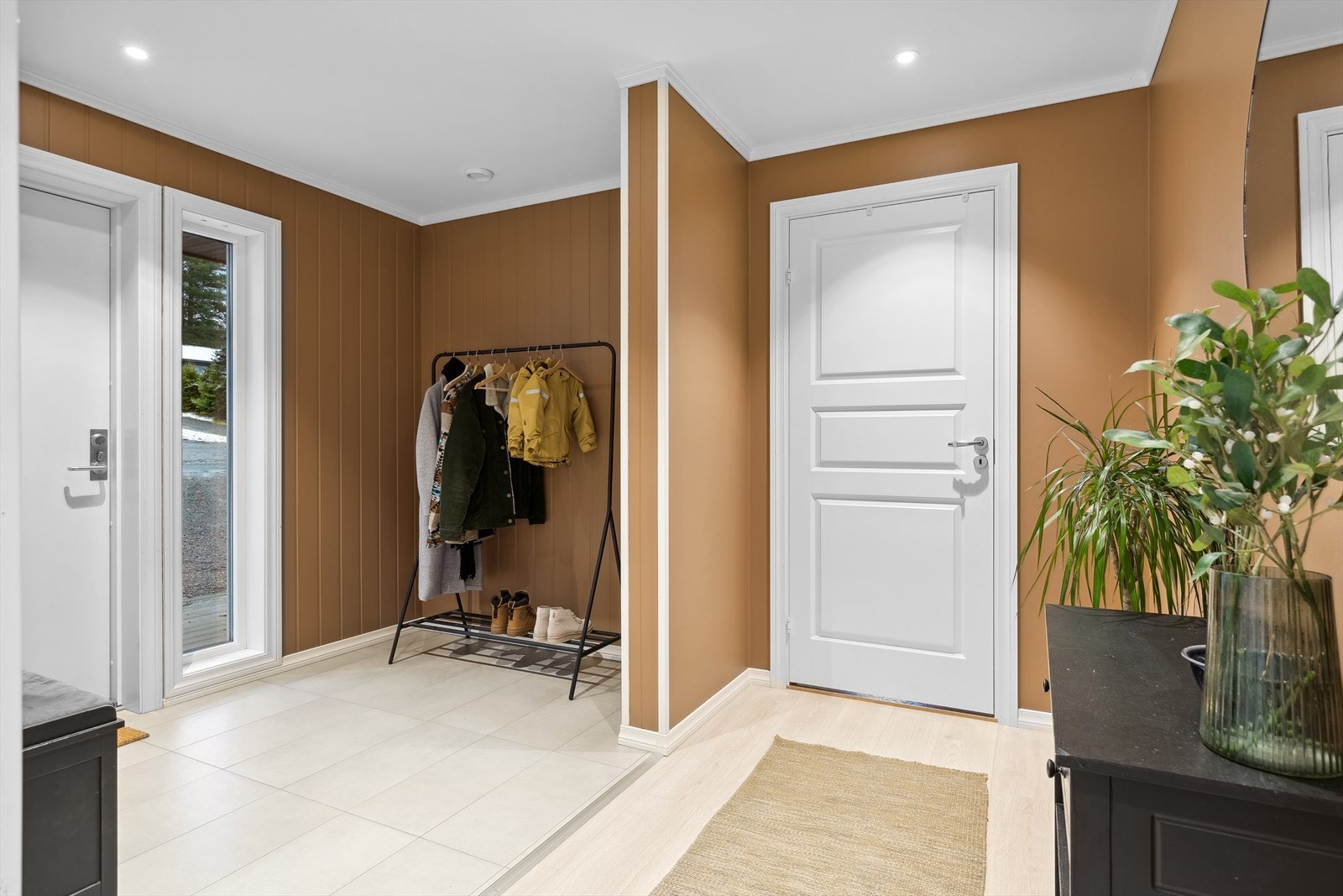Innbydende og luftig entré med god plass til yttertøyet Galleribilde