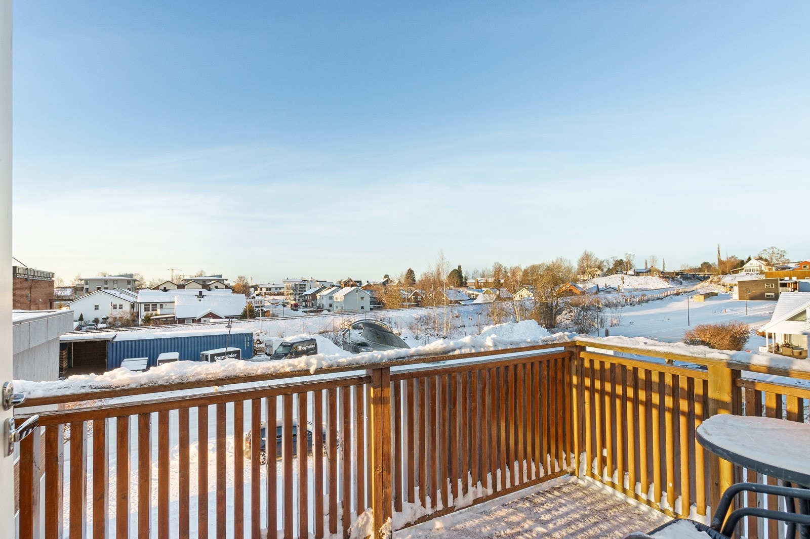 Balkongen kan nytes i solen på sene kvelder. Galleribilde