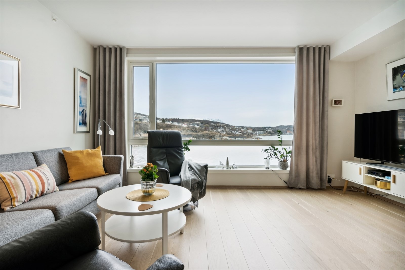 Meget pen leilighet med varme i gulv og flott utsikt. Galleribilde