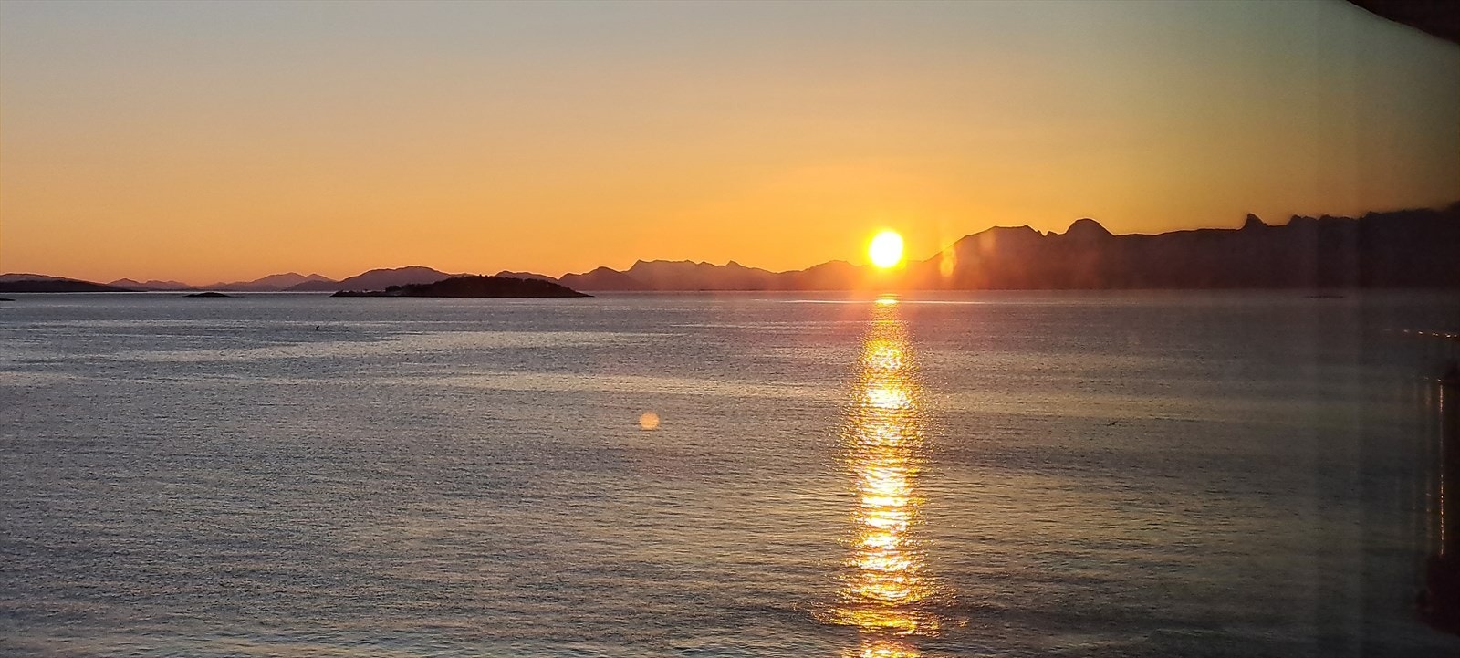 Sola speiler seg i havet! (bilde tatt av selger) Galleribilde