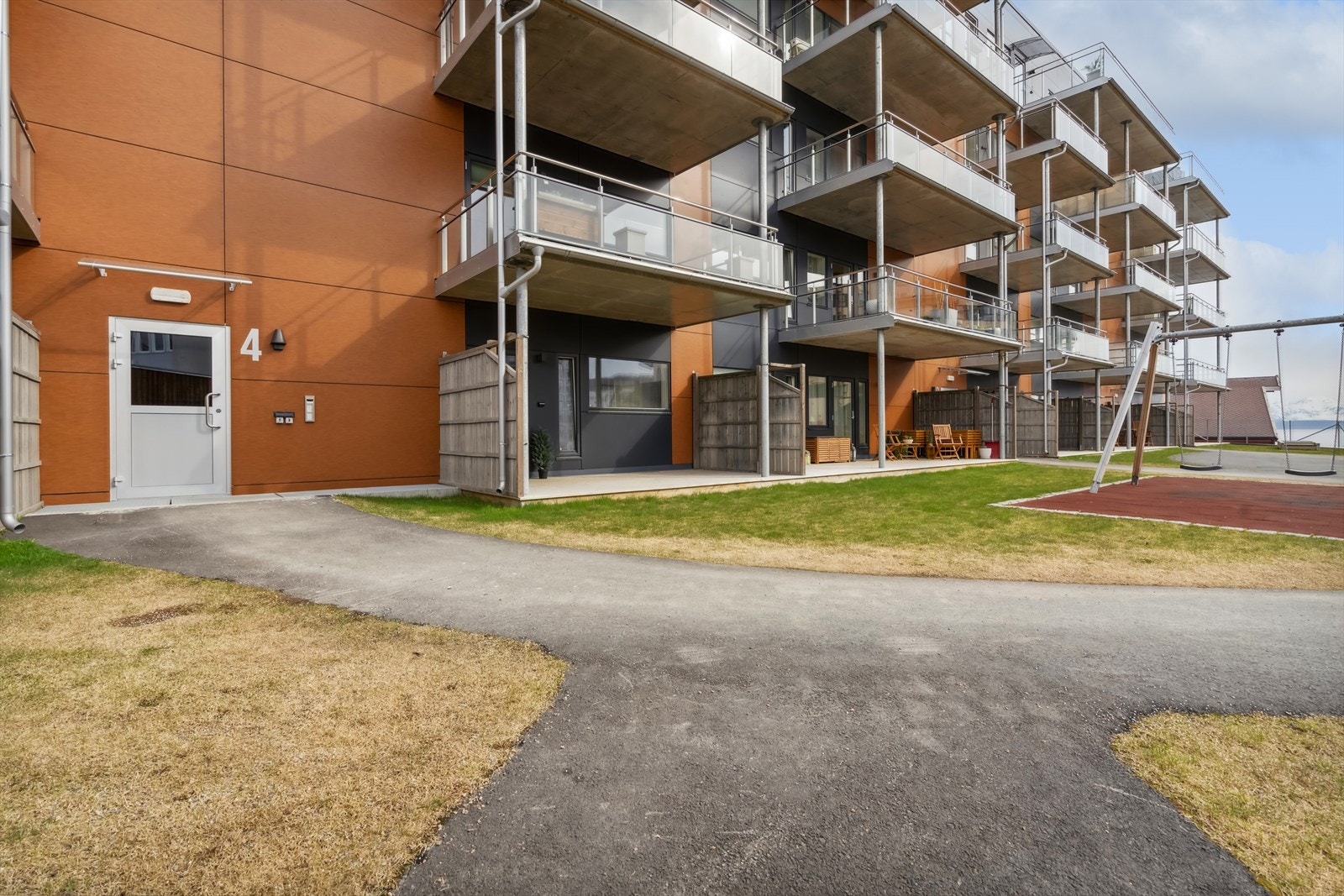 Enkel adkomst fra bakkeplan. Galleribilde