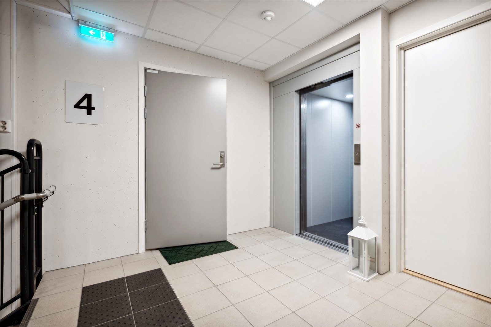 Heisadkomst fra garasjeanlegget - Svært enkel adkomst til leiligheten. Galleribilde