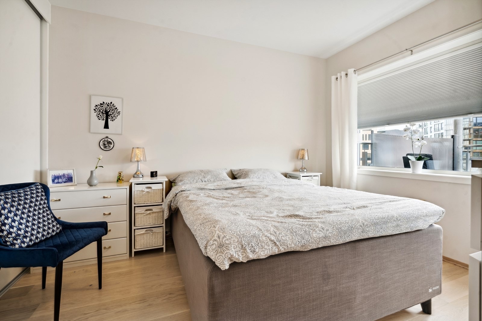 Romslig og innbydende soverom med skyvedørsgarderobe. Galleribilde