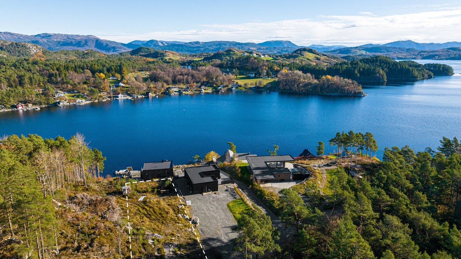 Regulert hyttetomt på høyde med fantastisk sjøutsikt med tilhørende nautstomt Galleribilde