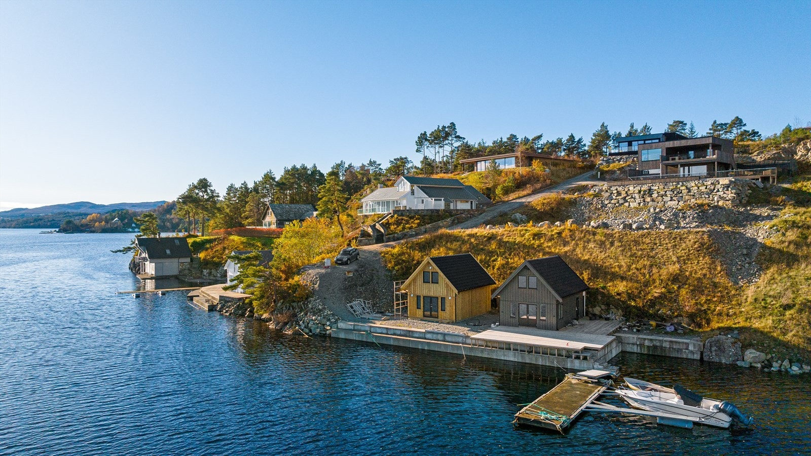 Det er opparbeidet brygge i forkant av det fremtidige naustet i solide betongblokker Galleribilde