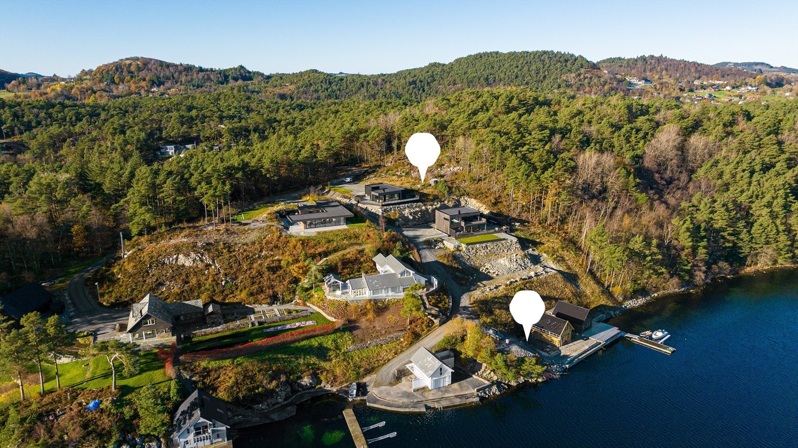 Tomten høyt og fritt i terrenget som gjør at en får god utnyttelse av den flotte sjøutsikten - rett ned bakken fra tomten har man også 40 kvm nausttomt Galleribilde