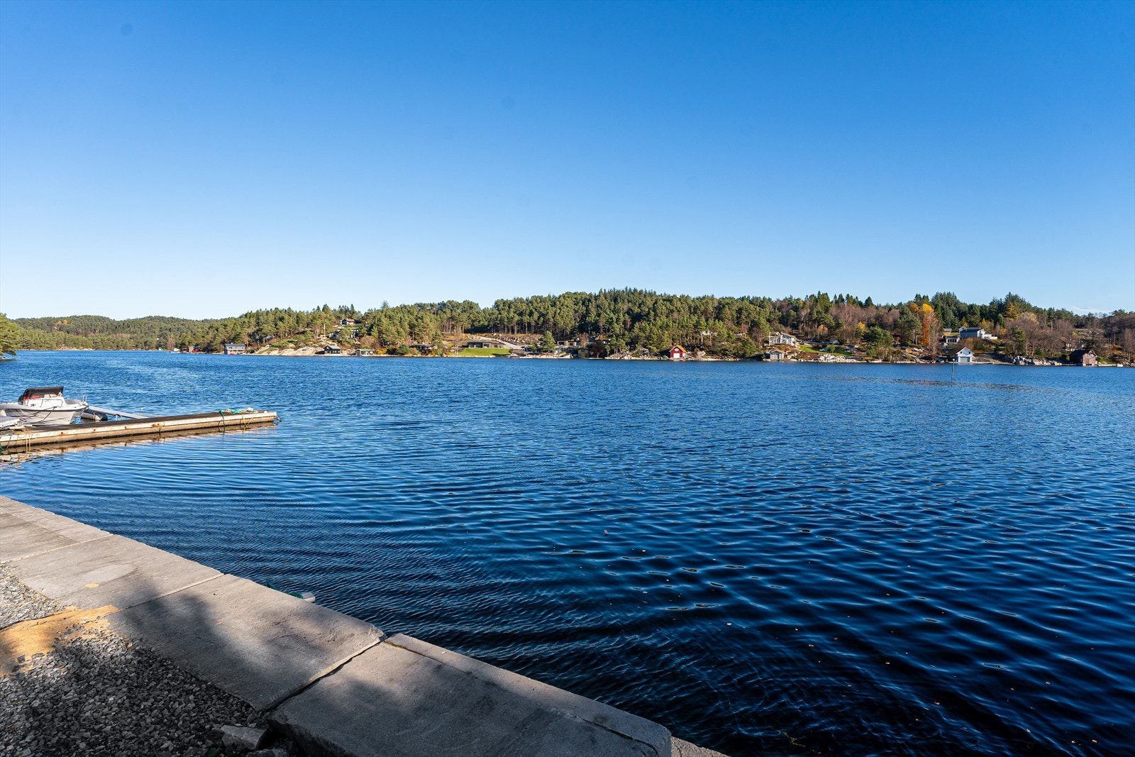 Sjøen innbyr til bading og båtliv, og fra kaia kan du fange krabber, eller prøve fiskelykken Galleribilde