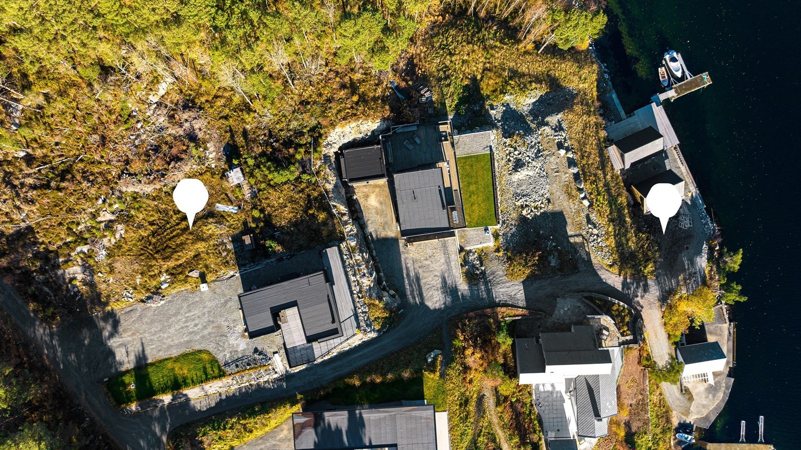 Eiendommen består av to teiger som har et samlet areal på 1 042,8 kvm - i tillegg medfølger også 1/4 idell andel i gnr. 83 bnr. 181 (tomt på ca. 1141,5 kvm med ca. 55 m felles sjølinje) Galleribilde