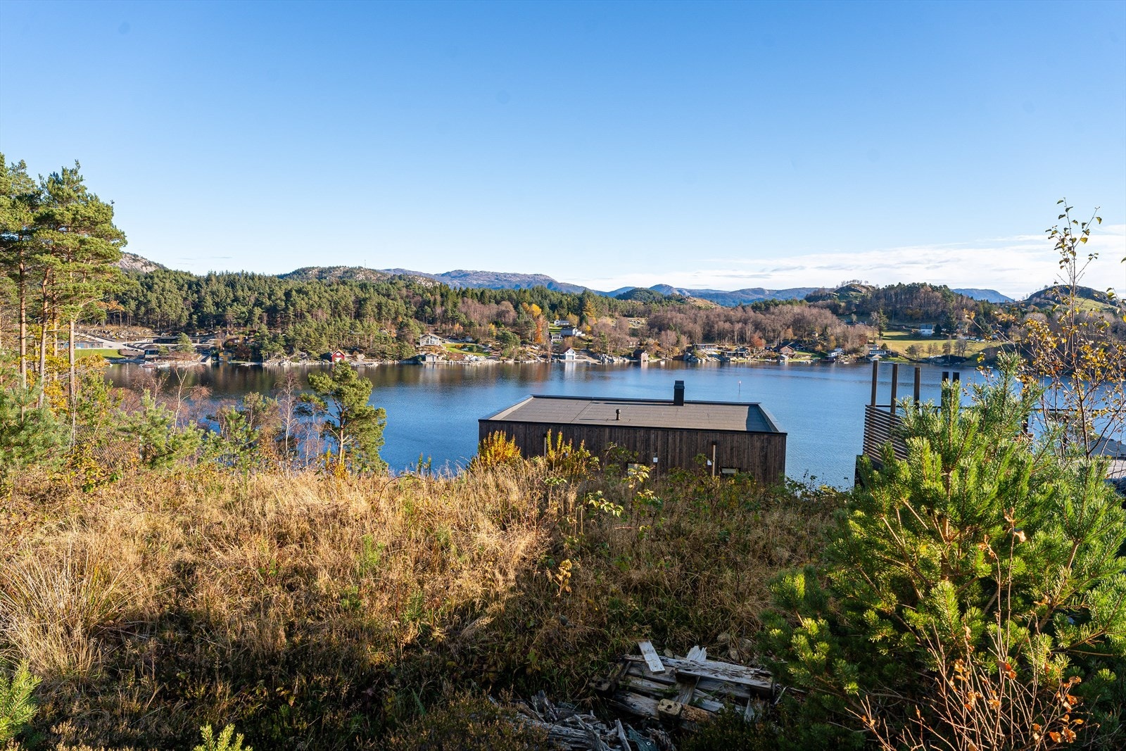 Solrik hyttetomt som ligger høyt i terrenget med nydelig sjøutsikt Galleribilde
