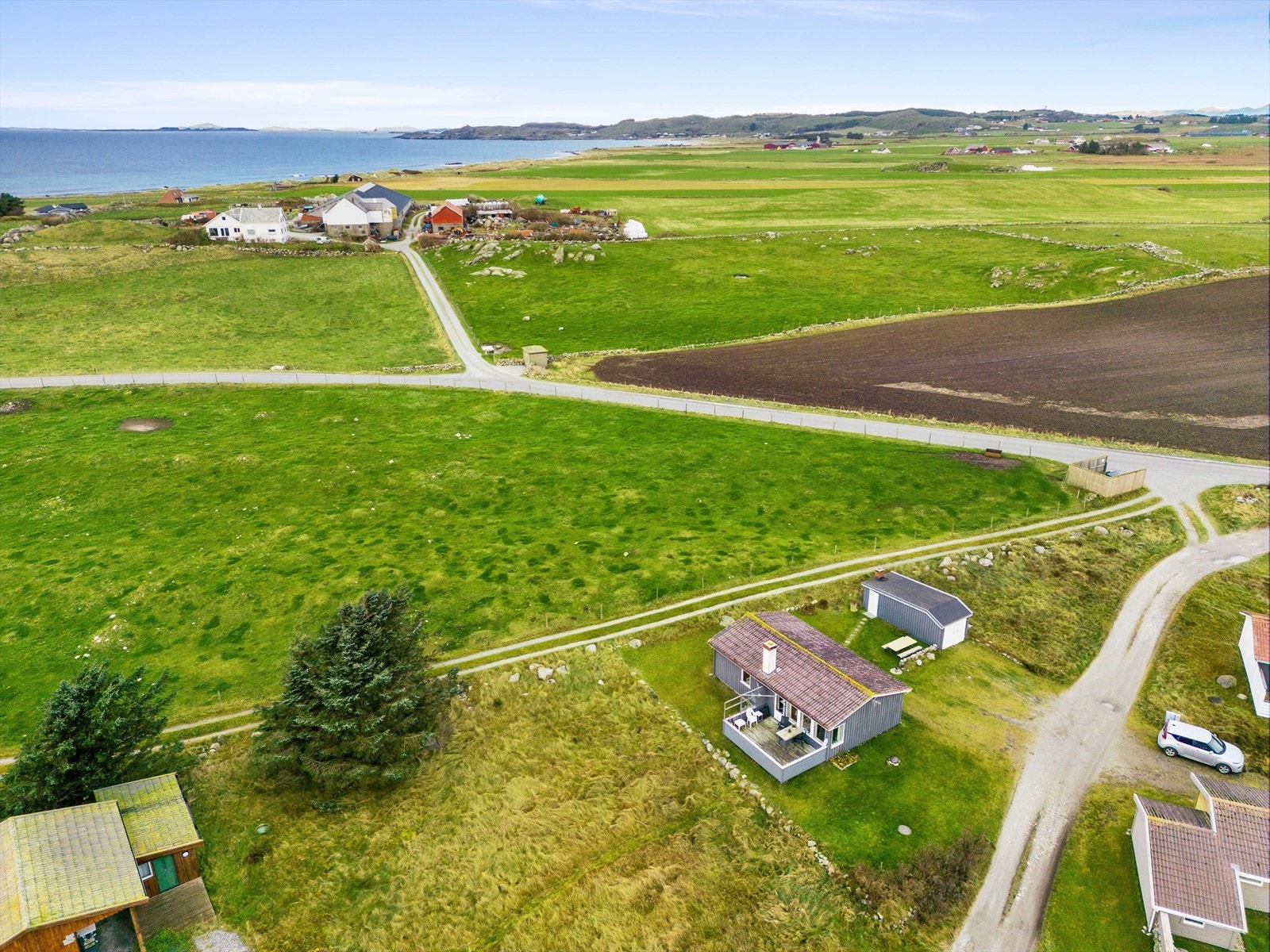 Hytta ligger i et naturskjønt og idyllisk område på Sele. Galleribilde