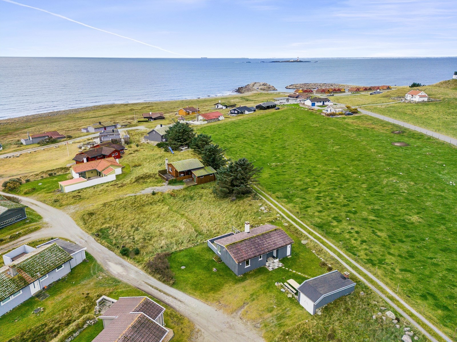 Her er du midt i et fantastisk turterreng med vind og sjø tett på. Surfing er en yndet aktivitet langs Jærstendene. Galleribilde