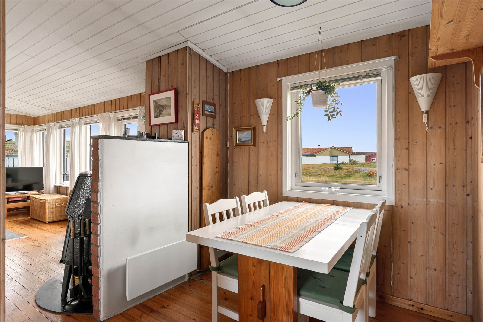 Flere vinduet gir rommet godt med dagslys. Galleribilde
