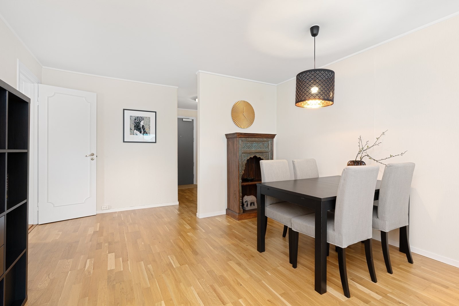 Videre inn fra spisestuen kommer du til kjøkkenet og videre inn til soverom nr. 2. Galleribilde