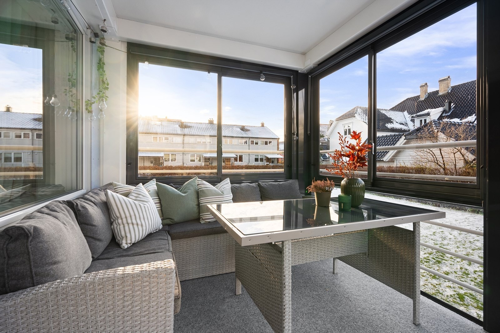 Den innglassede balkongen ligger vendt slik at du har gode solforhold sommerstid. Bildet er tatt i november og solen kom da fra ca kl. 12:00 - du har med andre ord også sol vinterstid. Galleribilde