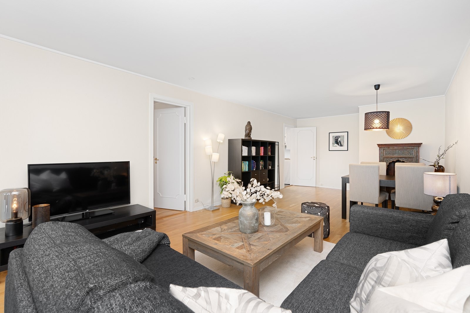 Stuen og spisestuen er av god størrelse med plass til en romslig sofagruppe, samt spisebord med tilhørende stoler. Videre inn fra stuen finner du ett av leilighetens to soverom. Galleribilde