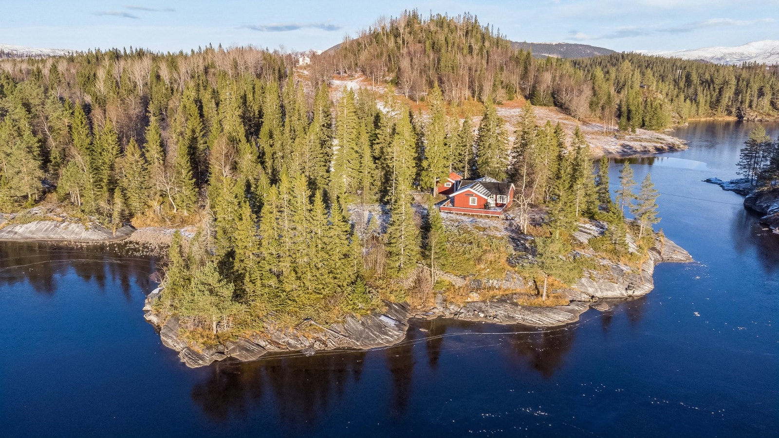Klassisk norsk hytte på en perle av en tomt! Galleribilde