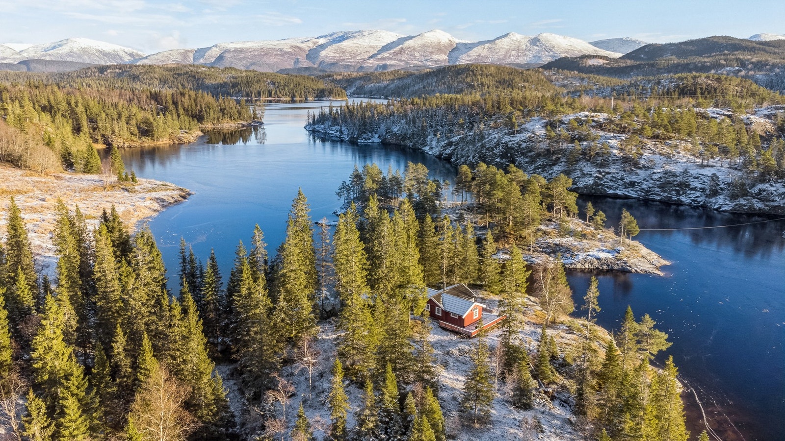 Beliggenheten ved Hyllvatnet gir deg ikke bare en enestående utsikt, men også nærhet til fiskevann, fjelltrim og rekke andre utendørsaktiviteter Galleribilde