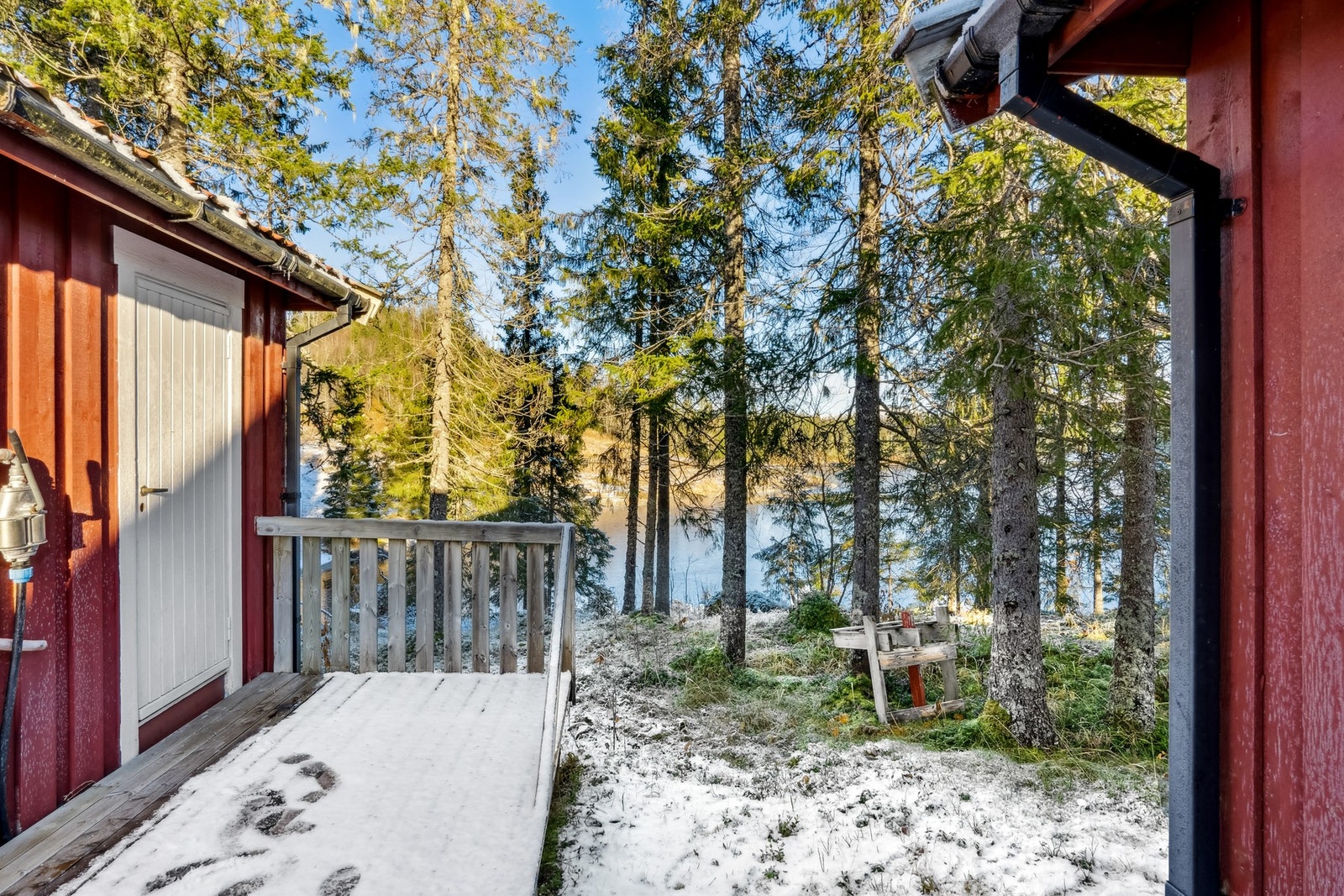 Uteboden er på ca. 12m² og inneholder 2 boder/en utedo Galleribilde
