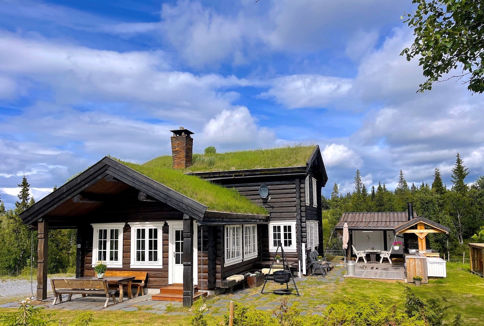 Uteområde er hyggelig opparbeidet med sitteplasser. Frittliggende uthus med plass til oppbevaring. Galleribilde