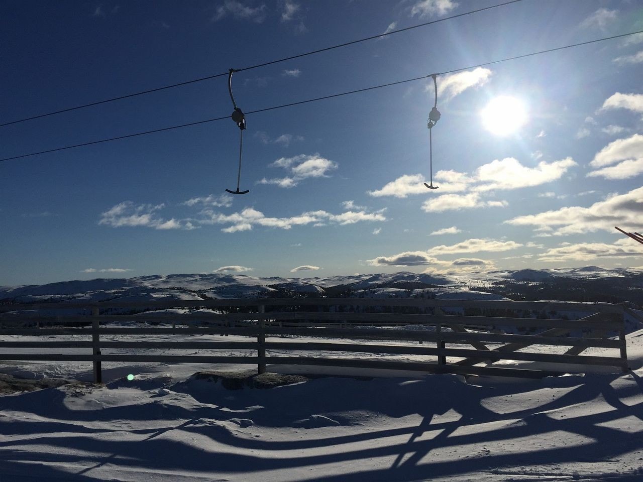 Nesfjellet Alpinsenter ligger ca. 10 min unna med bil. Alpinsenteret er meget familievennlig, i tillegg til vanskelighetsgrader for den mer erfarne Galleribilde