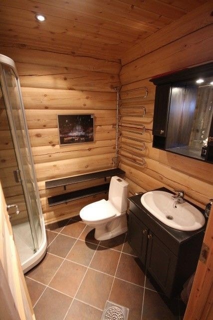 Fra entréen er inngang til vaskerom/ WC. Gulvet er flisebelagt med varmekabler og har opplegg for vaskemaskin. Galleribilde