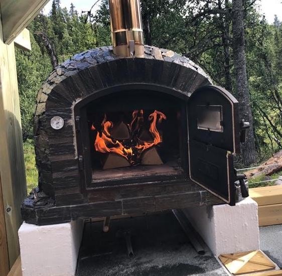 Luksus med egen vedfyrt pizzaovn Galleribilde