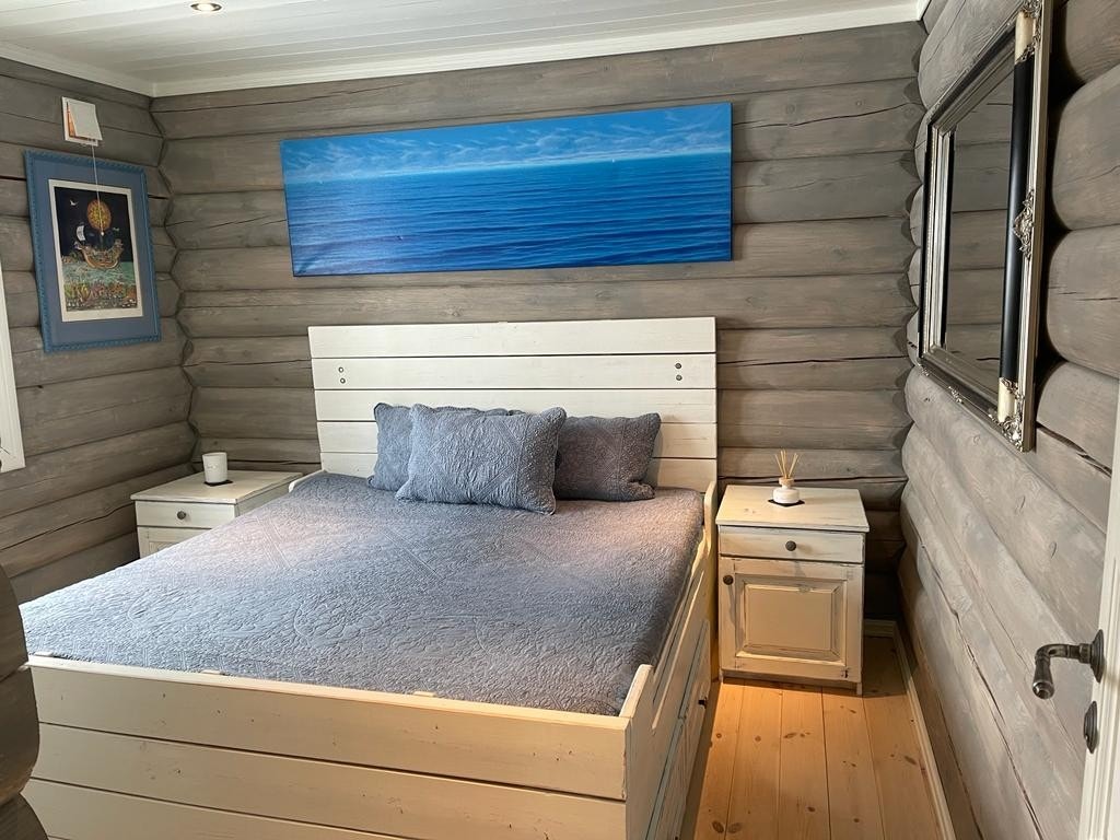 Første etasje har to soverom. Dette er hovedsoverommet. Galleribilde