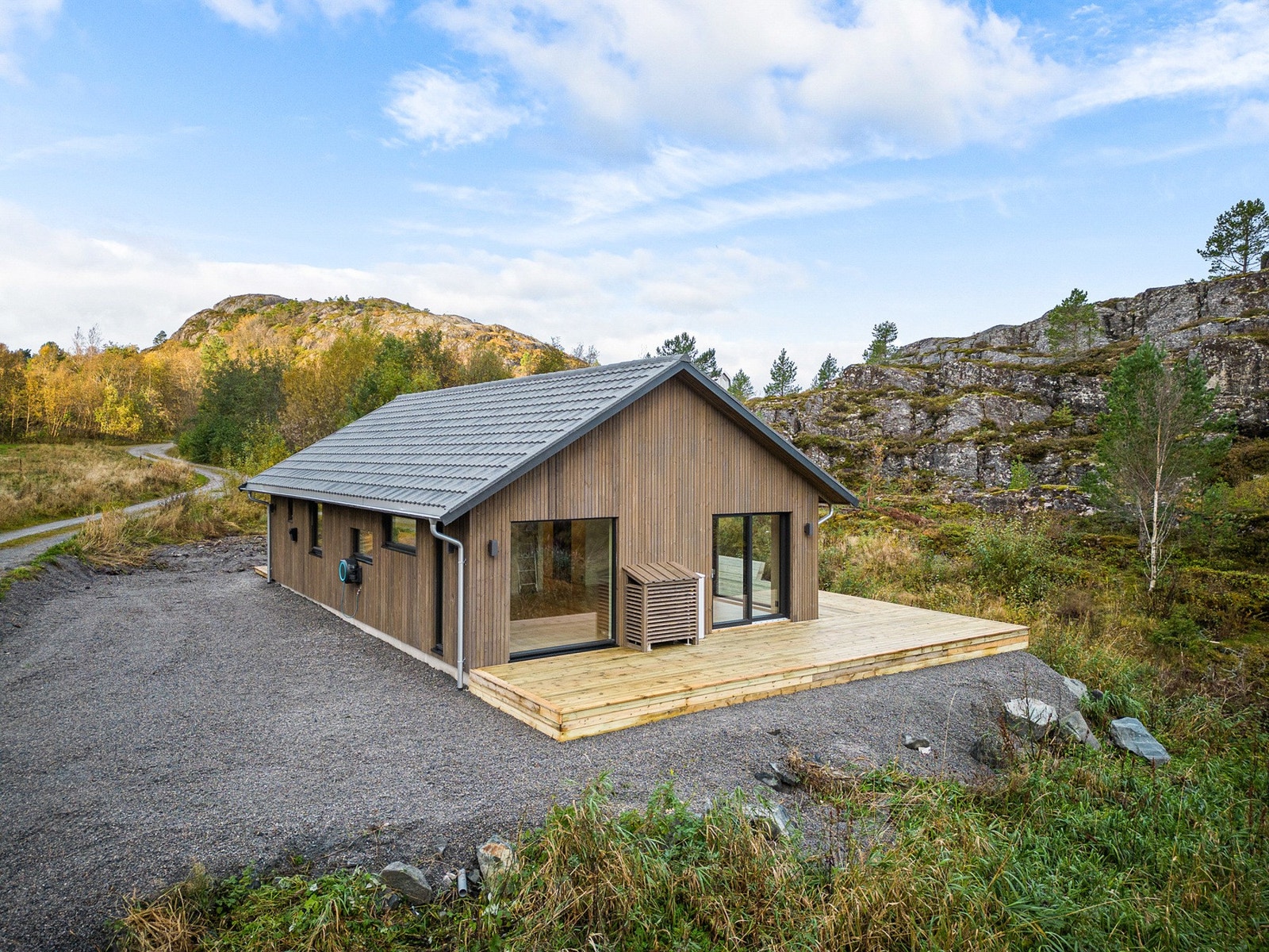 Det er etablert El-bil lader fra Innohome samt 2 utekraner. Galleribilde