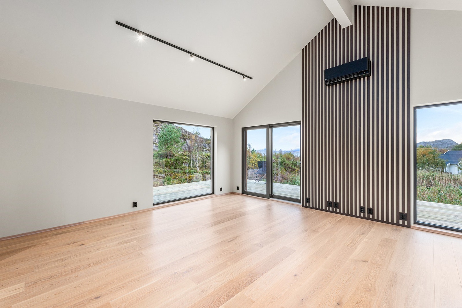 Hvitpigmentert 1-stavs Boen eikeparkett. Det er etablert varmepumpe. Galleribilde