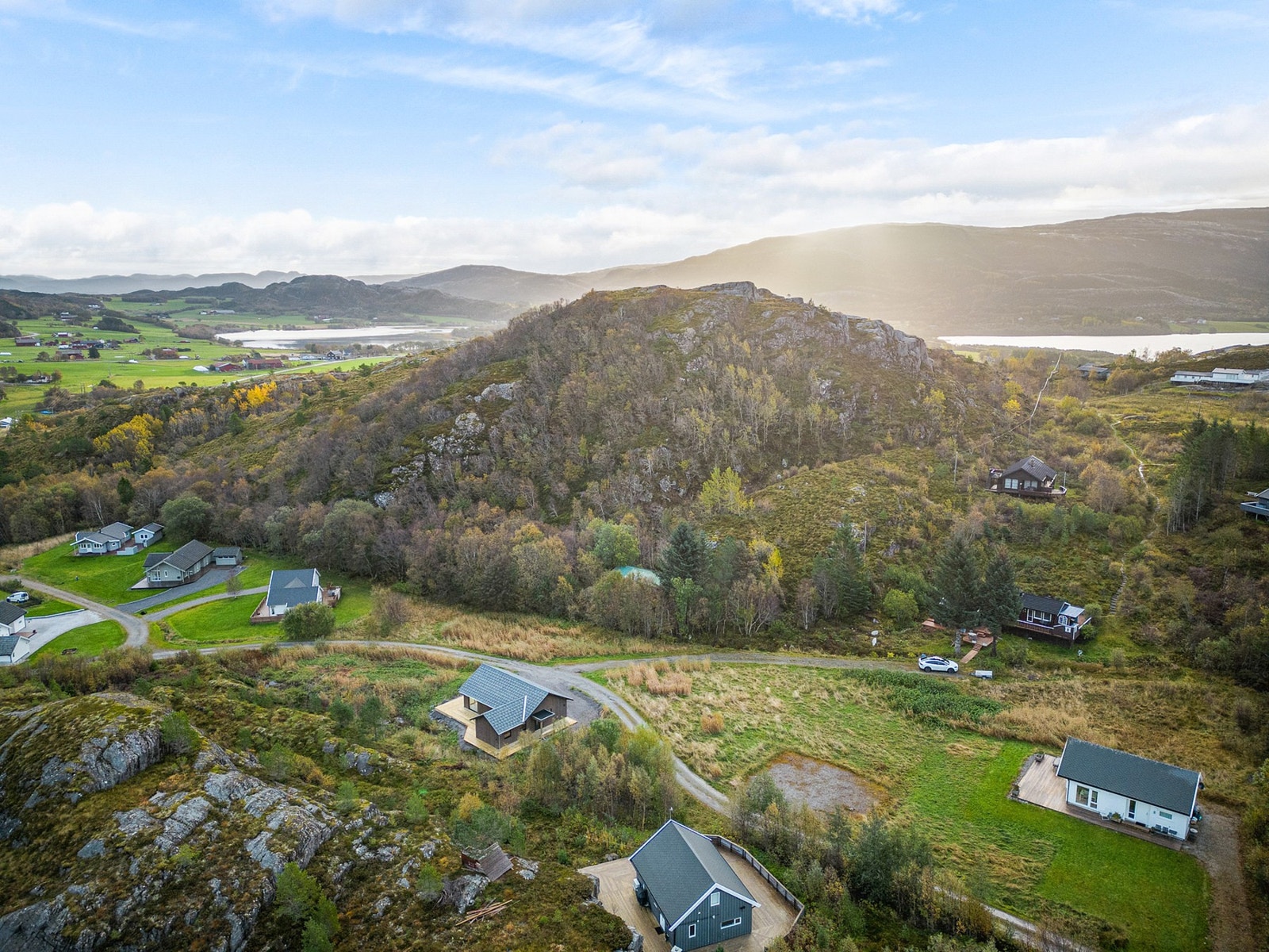 Dronefoto med Storvatnet og Litlvatnet i bakgrunnen. Galleribilde