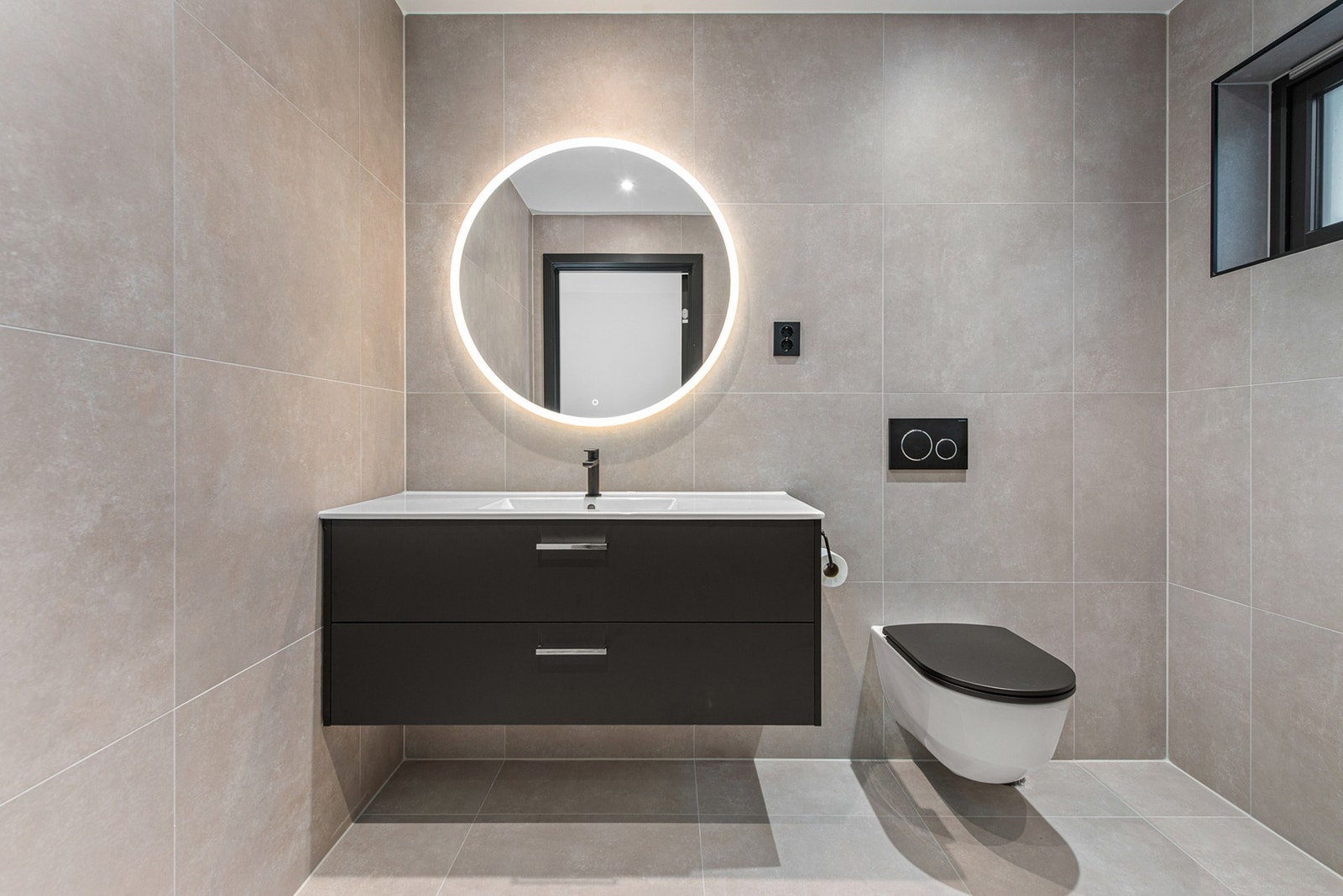 Badet i forbindelse med gangen er på 4,3 kvm. Galleribilde