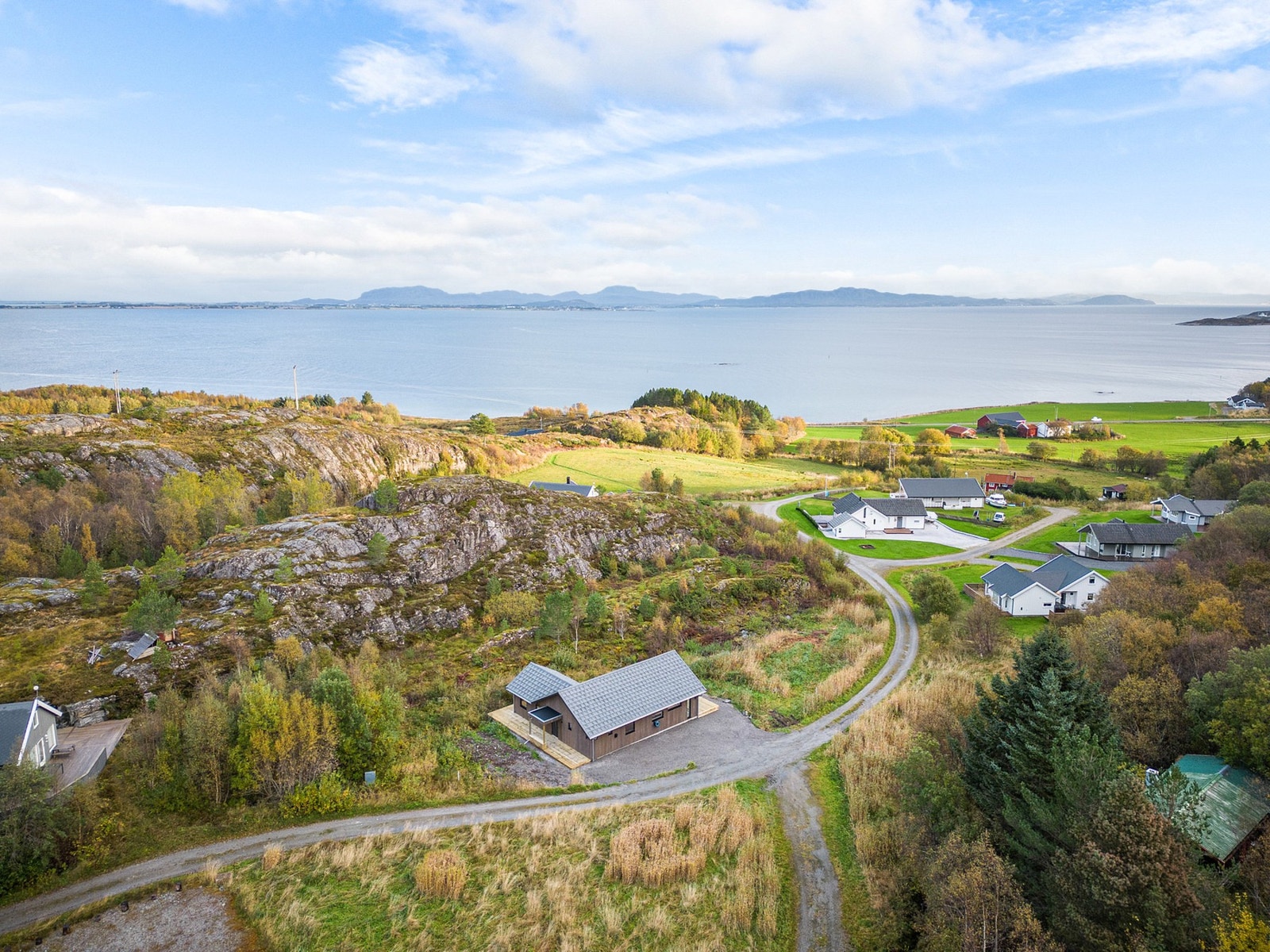 EiendomsMegler 1 v/Elisabet Aass ønsker velkommen til denne flotte hytta i idylliske Sommerhvile hyttefelt på Agdenes. Galleribilde