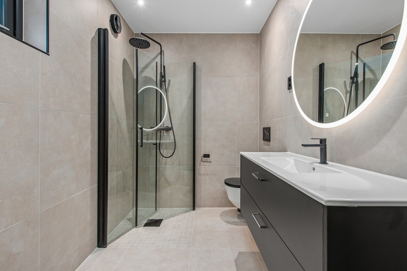 En suite baderom på 4,4 kvm. Pax baderoms vifter, og varmekabler på begge badene. Galleribilde