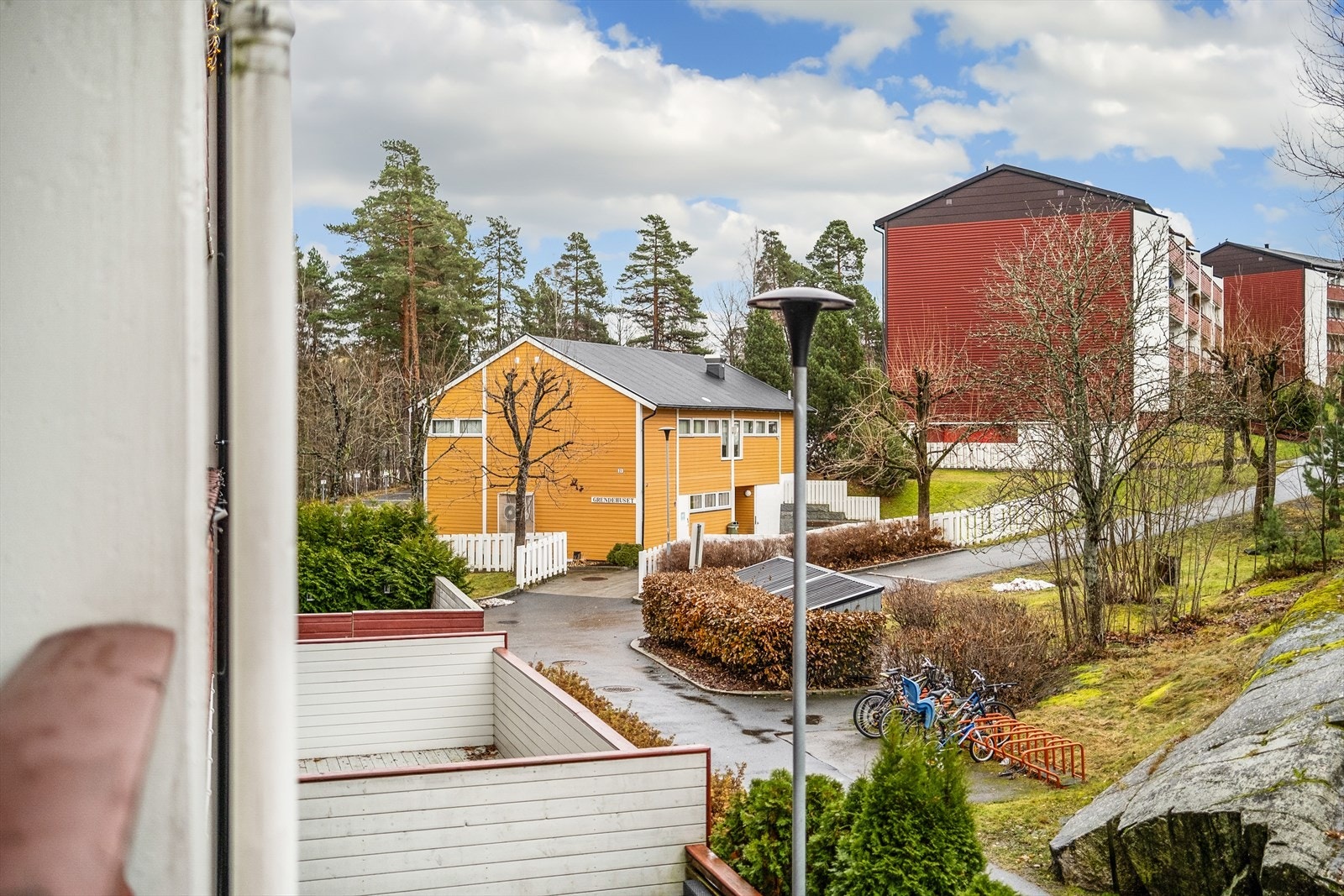 Fra stuen er det utgang til en solrik, sydvendt balkong på hele 10 kvm. Galleribilde